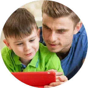 Une tablette électronique entre les mains d'un enfant, outil thérapeutique pour stimuler ses capacités cognitives