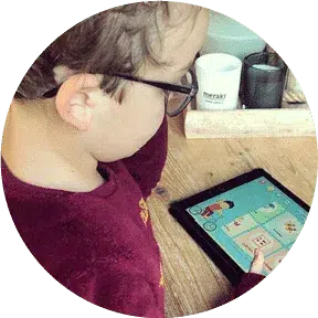 Gros plan d'une main de senior utilisant une tablette numérique pour des exercices de stimulation cognitive contre la maladie d'Alzheimer