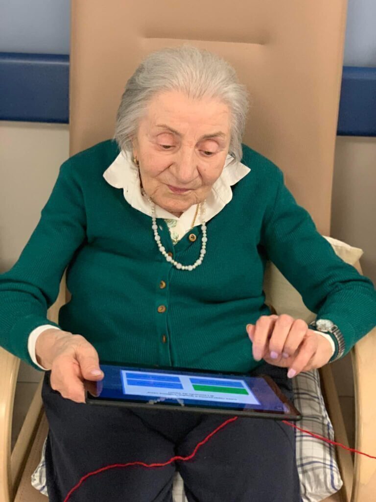 Senior utilisant une tablette DYNSEO