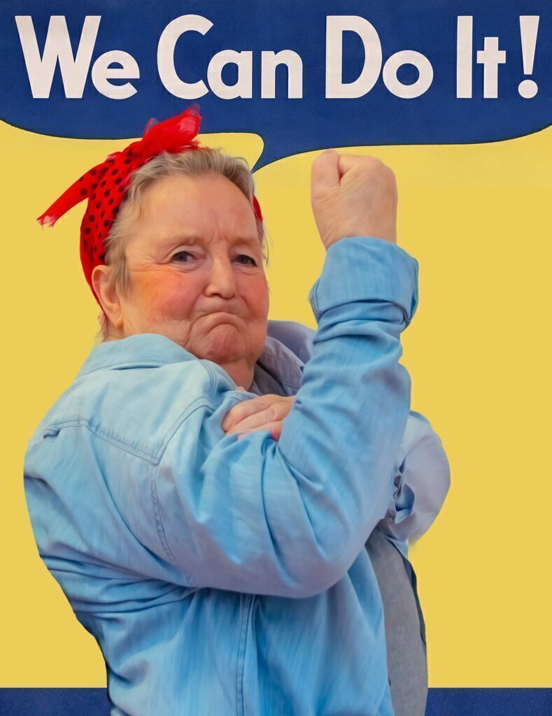 We Can Do It — senior avec tablette