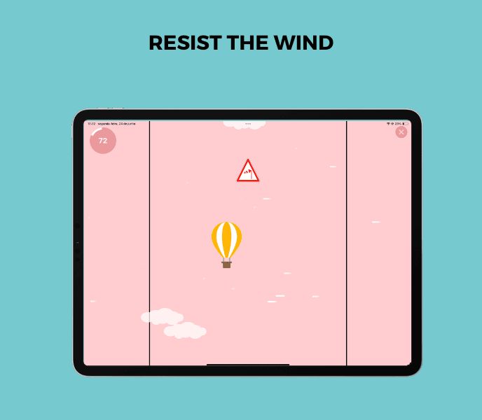 Anciano que utiliza un dispositivo de tableta para la estimulación cognitiva, diseñado para ayudar a quienes padecen la enfermedad de Alzheimer.