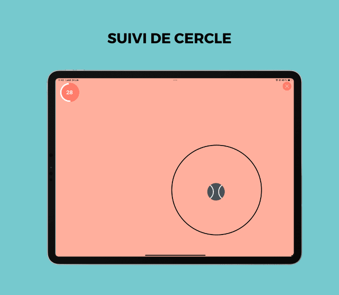 Gros plan sur une tablette numérique entre les mains d'un enfant, illustrant les possibilités d'apprentissage ludique et stimulant