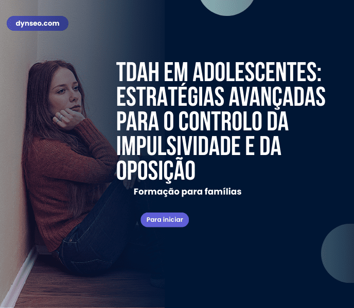 Imagem de uma criança feliz jogando jogos educativos no computador para melhorar suas habilidades de leitura e escrita